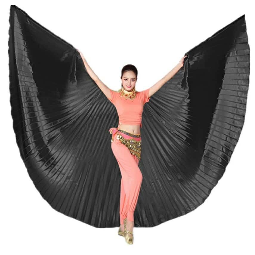 Asas Isis preta abertas em pose elegante de dança do ventre