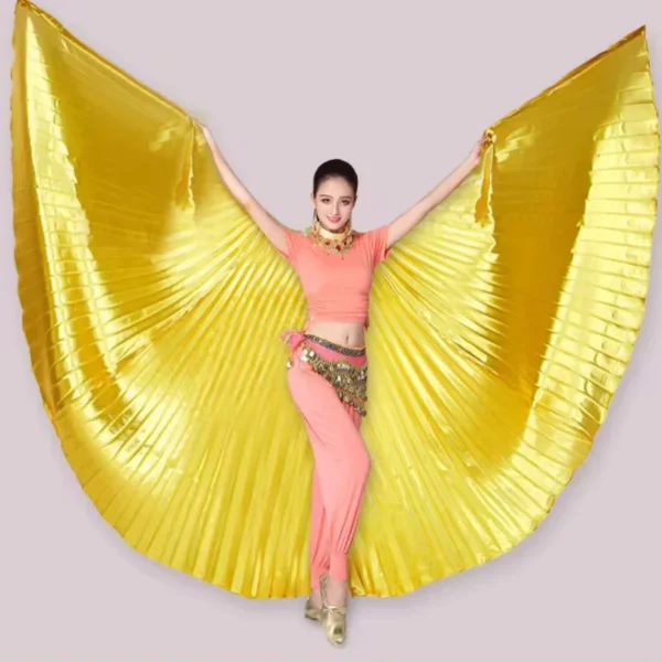 Asas Isis douradas abertas em pose elegante de dança do ventre