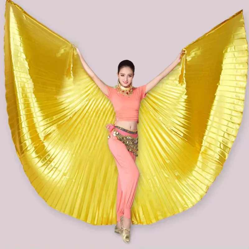Asas Isis douradas abertas em pose elegante de dança do ventre