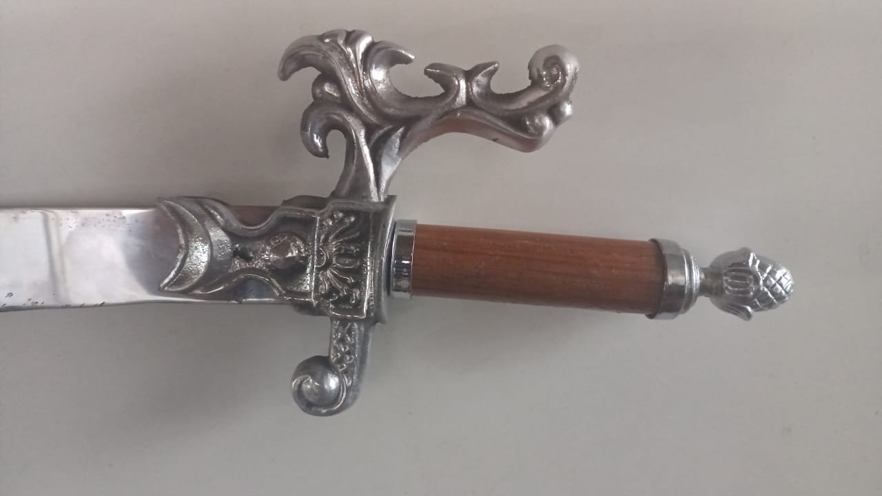 Espada de dança árabe masculina em metal prateado com cabo artesanal de madeira. Pronta entrega e envio rápido em 4 a 6 dias úteis.