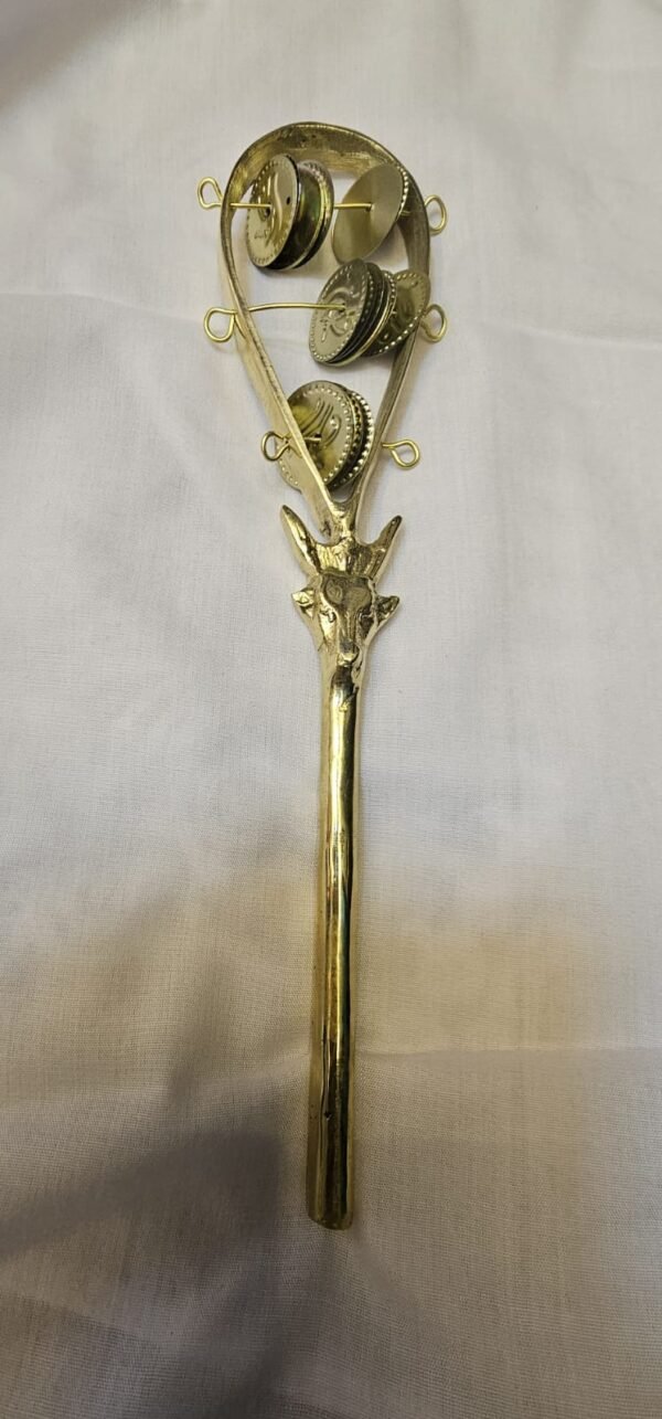 Sistrum ritual em cobre puro, dedicado à deusa Hathor do Egito Antigo, usado em cerimônias e cultos sagrados. Peça artesanal, feita sob encomenda, com tamanho personalizável a partir de 20 cm