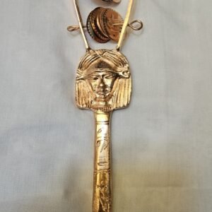 Sistrum ritual em cobre puro, dedicado à deusa Hathor do Egito Antigo, usado em cerimônias e cultos sagrados. Peça artesanal, feita sob encomenda, com tamanho personalizável a partir de 20 cm