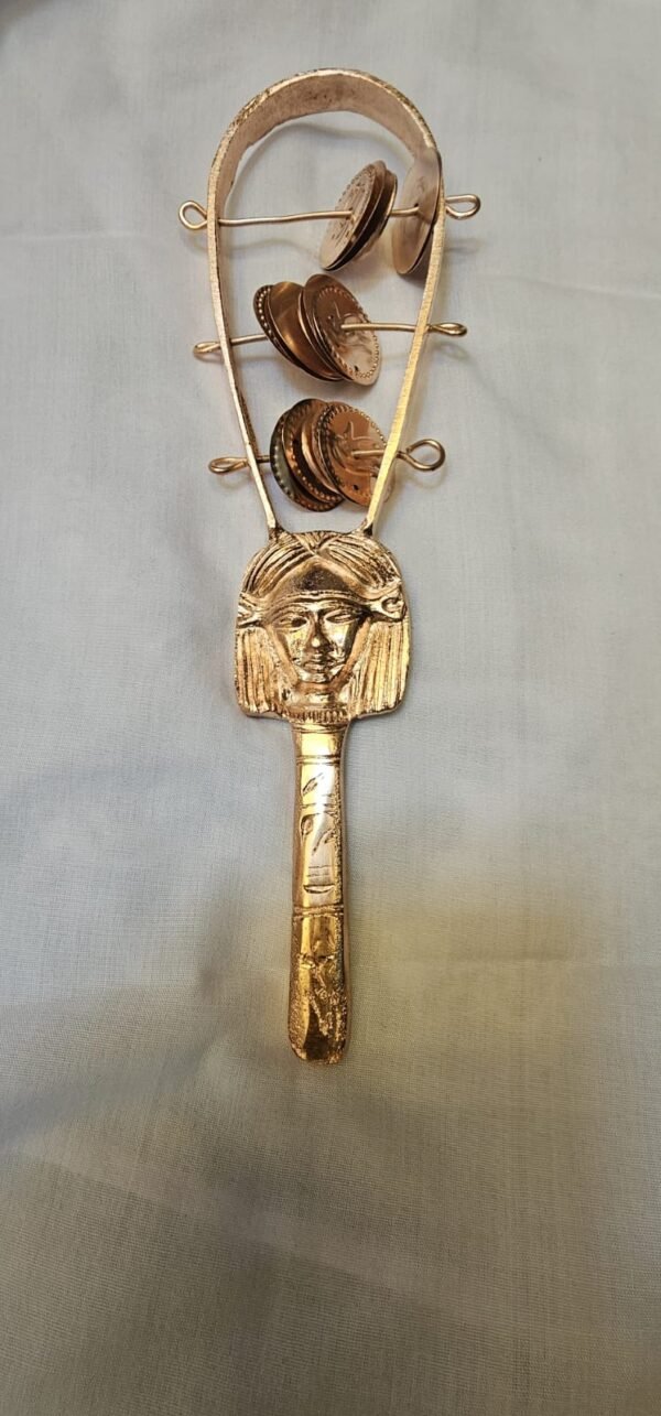 Sistrum ritual em cobre puro, dedicado à deusa Hathor do Egito Antigo, usado em cerimônias e cultos sagrados. Peça artesanal, feita sob encomenda, com tamanho personalizável a partir de 20 cm
