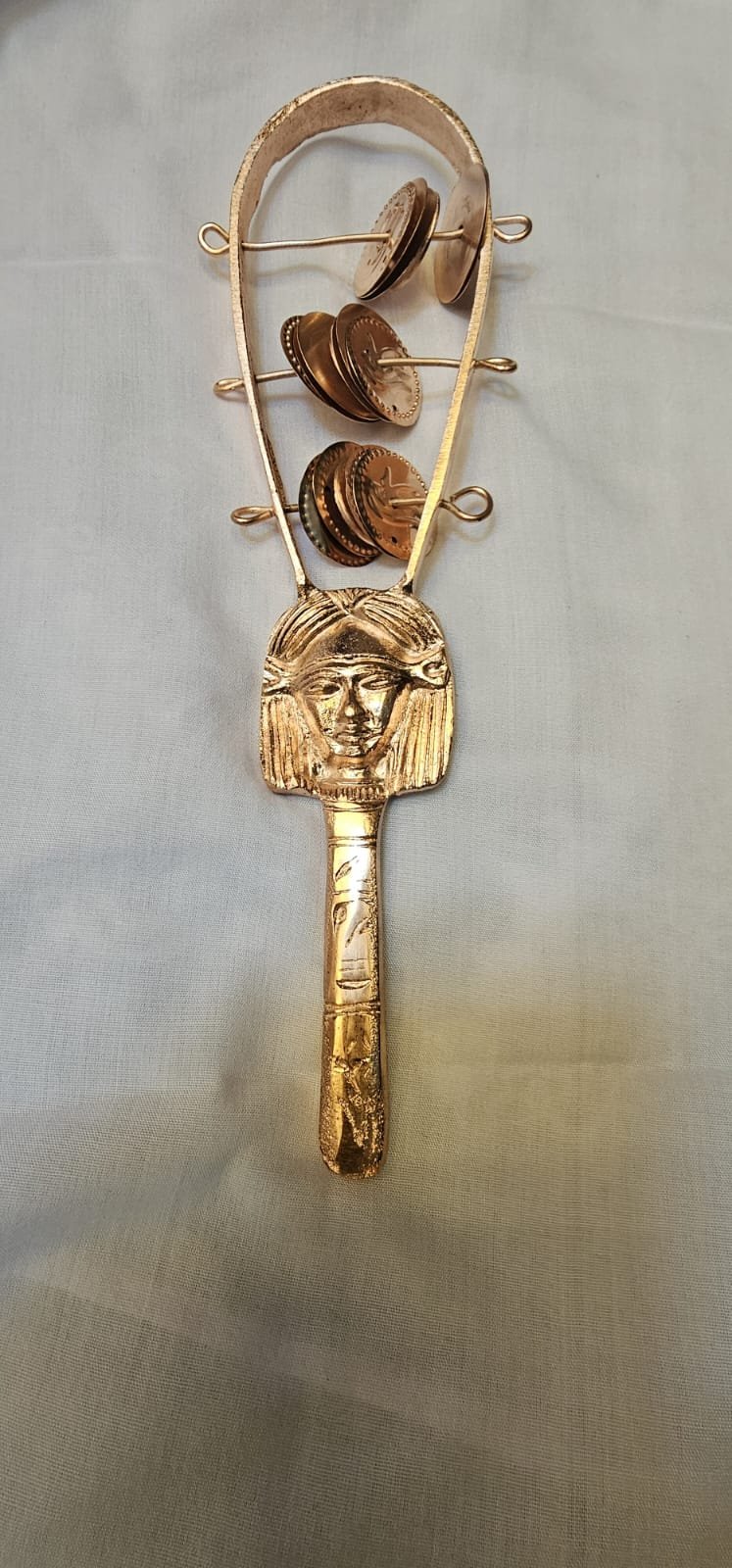 Sistrum ritual em cobre puro, dedicado à deusa Hathor do Egito Antigo, usado em cerimônias e cultos sagrados. Peça artesanal, feita sob encomenda, com tamanho personalizável a partir de 20 cm